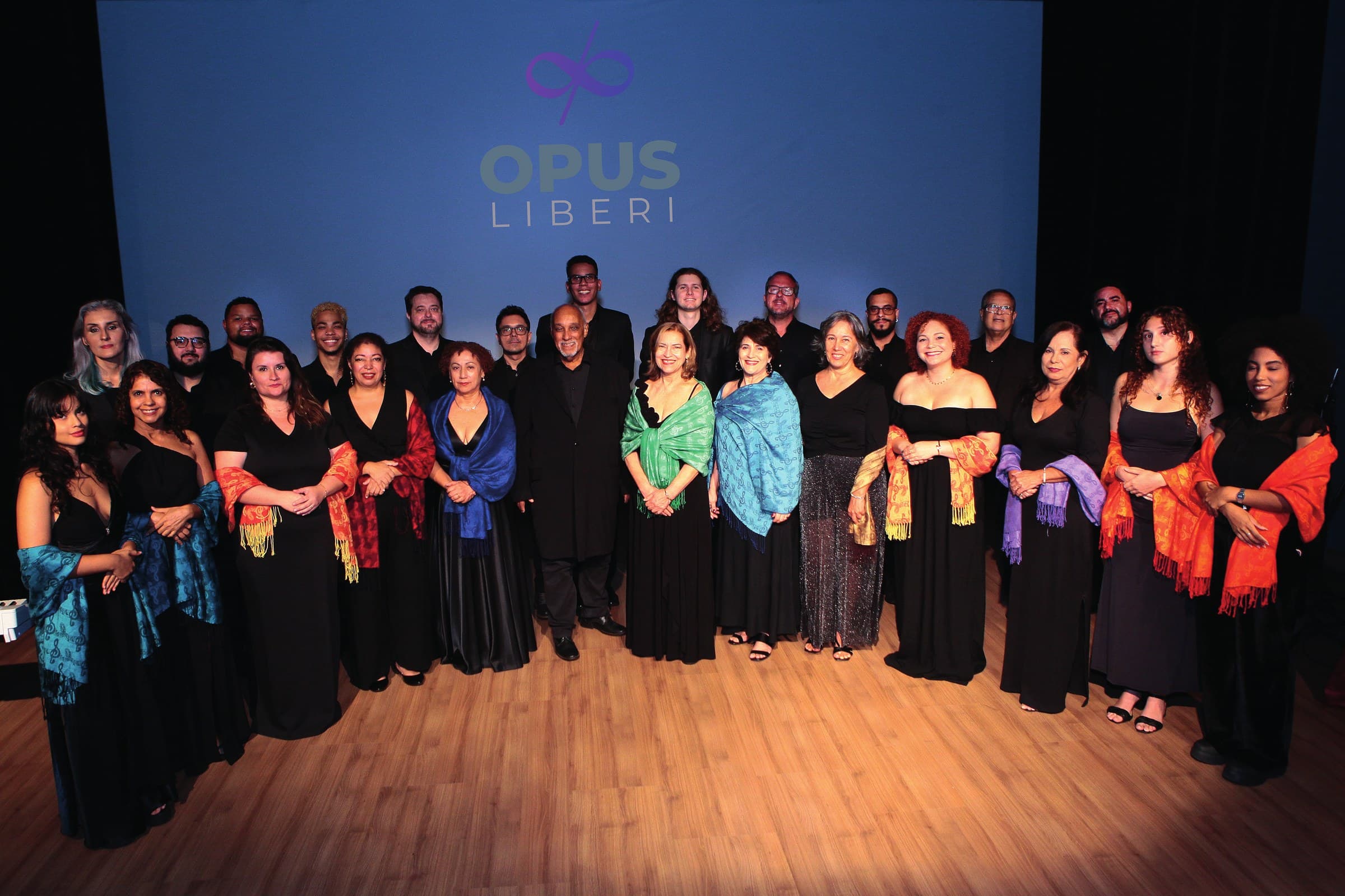 Coral Opus Liberi no palco, com o maestro Cláudio Modesto ao centro